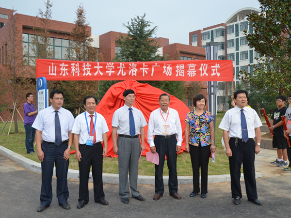 2011年我公司出资300万元设立山东科技大学三牛娱乐奖学金及建立三牛娱乐广场02